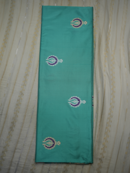 Banarasi pattu scalab border with silver&gold zari booties(lux green), plain blouse with scalab border(green)